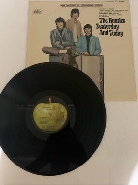 The Beatles - Yesterday And Today Vinyl LP (Apple Records)